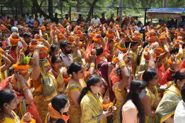 Yeni Delhi, Hindistan 25 Temmuz 2024 - Jagannath Tapınağı sırasında Kalaşlı kadınlar Mangal Kalash Yatra, Hintli Hintli dindarlar üzerinde hindistancevizi olan toprak kapları taşıyorlar