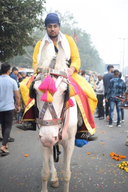 Delhi, Hindistan, 15 Ağustos 2024 - Doğu Delhi bölgesinde Guru Nanak Dev, Nagar Kirtan 'ın doğum günü dolayısıyla geleneksel Nagar Kirtan, geleneksel Nagar geçit töreninde Sihler gatka ve dövüş sanatları sergiliyor