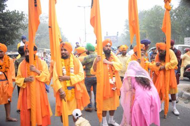 Delhi, Hindistan, 15 Ağustos 2024 - Doğu Delhi bölgesinde Guru Nanak Dev, Nagar Kirtan 'ın doğum günü dolayısıyla geleneksel Nagar Kirtan, geleneksel Nagar geçit töreninde Sihler gatka ve dövüş sanatları sergiliyor