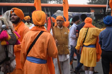 Delhi, Hindistan, 15 Ağustos 2024 - Doğu Delhi bölgesinde Guru Nanak Dev, Nagar Kirtan 'ın doğum günü dolayısıyla geleneksel Nagar Kirtan, geleneksel Nagar geçit töreninde Sihler gatka ve dövüş sanatları sergiliyor