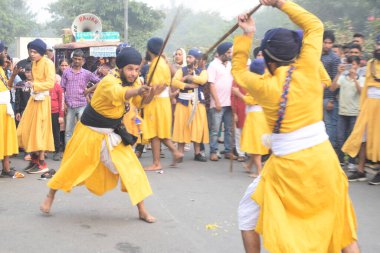 Delhi, Hindistan, 15 Ağustos 2024 - Doğu Delhi bölgesinde Guru Nanak Dev, Nagar Kirtan 'ın doğum günü dolayısıyla geleneksel Nagar Kirtan, geleneksel Nagar geçit töreninde Sihler gatka ve dövüş sanatları sergiliyor