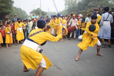 Delhi, Hindistan, 15 Ağustos 2024 - Doğu Delhi bölgesinde Guru Nanak Dev, Nagar Kirtan 'ın doğum günü dolayısıyla geleneksel Nagar Kirtan, geleneksel Nagar geçit töreninde Sihler gatka ve dövüş sanatları sergiliyor