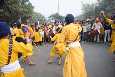 Delhi, Hindistan, 15 Ağustos 2024 - Doğu Delhi bölgesinde Guru Nanak Dev, Nagar Kirtan 'ın doğum günü dolayısıyla geleneksel Nagar Kirtan, geleneksel Nagar geçit töreninde Sihler gatka ve dövüş sanatları sergiliyor