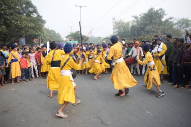 Delhi, Hindistan, 15 Ağustos 2024 - Doğu Delhi bölgesinde Guru Nanak Dev, Nagar Kirtan 'ın doğum günü dolayısıyla geleneksel Nagar Kirtan, geleneksel Nagar geçit töreninde Sihler gatka ve dövüş sanatları sergiliyor