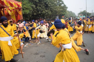 Delhi, Hindistan, 15 Ağustos 2024 - Doğu Delhi bölgesinde Guru Nanak Dev, Nagar Kirtan 'ın doğum günü dolayısıyla geleneksel Nagar Kirtan, geleneksel Nagar geçit töreninde Sihler gatka ve dövüş sanatları sergiliyor