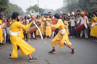Delhi, Hindistan, 15 Ağustos 2024 - Doğu Delhi bölgesinde Guru Nanak Dev, Nagar Kirtan 'ın doğum günü dolayısıyla geleneksel Nagar Kirtan, geleneksel Nagar geçit töreninde Sihler gatka ve dövüş sanatları sergiliyor
