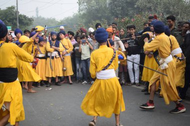 Delhi, Hindistan, 15 Ağustos 2024 - Doğu Delhi bölgesinde Guru Nanak Dev, Nagar Kirtan 'ın doğum günü dolayısıyla geleneksel Nagar Kirtan, geleneksel Nagar geçit töreninde Sihler gatka ve dövüş sanatları sergiliyor