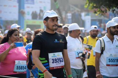 Yeni Delhi, Hindistan - 20 Ekim 2024 - Bitmek üzere olan maraton katılımcılarının bitiş çizgisini geçmek üzere olan Delhi Yarı Maratonu 2024