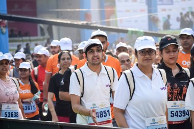 Yeni Delhi, Hindistan - 20 Ekim 2024 - Bitmek üzere olan maraton katılımcılarının bitiş çizgisini geçmek üzere olan Delhi Yarı Maratonu 2024