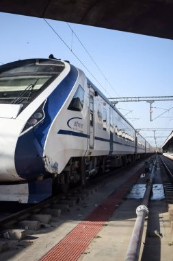 Delhi, Hindistan, Haziran 09 2024 - Vande Bharat Ekspres treni Delhi 'den Anand Vihar tren istasyonundan Dehradun' a gidiyor, Vande Bharat Hindistan 'ın en hızlı treni