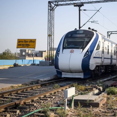 Delhi, Hindistan, Haziran 09 2024 - Vande Bharat Ekspres treni Delhi 'den Anand Vihar tren istasyonundan Dehradun' a gidiyor, Vande Bharat Hindistan 'ın en hızlı treni