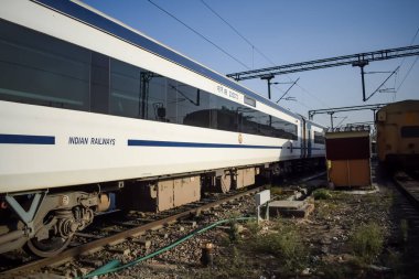 Delhi, Hindistan, Haziran 09 2024 - Vande Bharat Ekspres treni Delhi 'den Anand Vihar tren istasyonundan Dehradun' a gidiyor, Vande Bharat Hindistan 'ın en hızlı treni