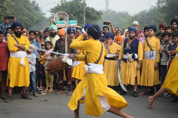 Delhi, Hindistan, 15 Ağustos 2024 - Doğu Delhi bölgesinde Guru Nanak Dev, Nagar Kirtan 'ın doğum günü dolayısıyla geleneksel Nagar Kirtan, geleneksel Nagar geçit töreninde Sihler gatka ve dövüş sanatları sergiliyor