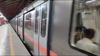 Yeni Delhi, Hindistan, 12 Ağustos 2024 - Delhi treni Yeni Delhi, Hindistan, Asya 'daki Jhandewalan metro istasyonuna varıyor.