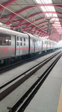 Yeni Delhi, Hindistan, 12 Ağustos 2024 - Delhi treni Yeni Delhi, Hindistan, Asya 'daki Jhandewalan metro istasyonuna varıyor.