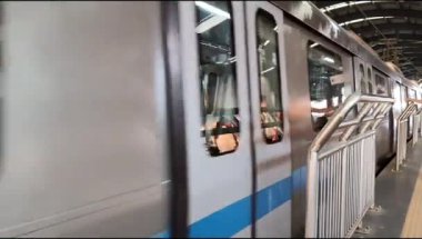 Yeni Delhi, Hindistan, 12 Ağustos 2024 - Delhi treni Yeni Delhi, Hindistan, Asya 'daki Jhandewalan metro istasyonuna varıyor.