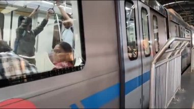 Yeni Delhi, Hindistan, 12 Ağustos 2024 - Delhi treni Yeni Delhi, Hindistan, Asya 'daki Jhandewalan metro istasyonuna varıyor.