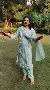 Hint geleneği gibi giyinmiş güzel bir kadın. İki elinde de Henna Mehndi tasarımı var. Hintli bir kadının kocası için Karwa Chauth ve Karwa Chauth kutlamalarını kutlamak için.