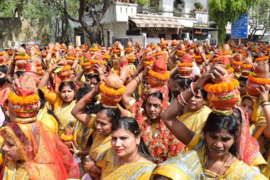 Yeni Delhi, Hindistan 25 Temmuz 2024 - Jagannath Tapınağı sırasında Kalaşlı kadınlar Mangal Kalash Yatra, Hintli Hintli dindarlar üzerinde hindistancevizi olan toprak kapları taşıyorlar
