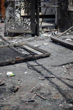 Çocuk yuvası hastanesinde gece yarısı yangın çıktı. Doğu Delhi, Hindistan 'da oksijen tüpü patladığında. Hastanedeki yangın tüm hastanenin yok olduğu yerde.