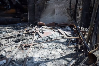 Çocuk yuvası hastanesinde gece yarısı yangın çıktı. Doğu Delhi, Hindistan 'da oksijen tüpü patladığında. Hastanedeki yangın tüm hastanenin yok olduğu yerde.