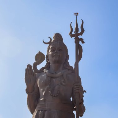 Delhi Havaalanı yakınlarındaki Lord Shiv 'in büyük heykeli Delhi, Hindistan, Lord Shiv ana otoyolda gökyüzüne dokunan büyük heykel, Mahipalpur, Delhi