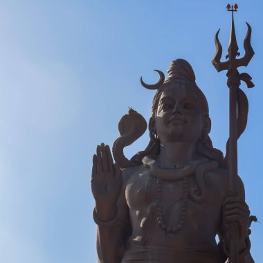 Delhi Havaalanı yakınlarındaki Lord Shiv 'in büyük heykeli Delhi, Hindistan, Lord Shiv ana otoyolda gökyüzüne dokunan büyük heykel, Mahipalpur, Delhi