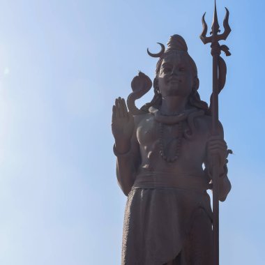 Delhi Havaalanı yakınlarındaki Lord Shiv 'in büyük heykeli Delhi, Hindistan, Lord Shiv ana otoyolda gökyüzüne dokunan büyük heykel, Mahipalpur, Delhi