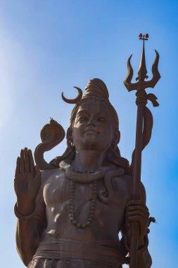 Delhi Havaalanı yakınlarındaki Lord Shiv 'in büyük heykeli Delhi, Hindistan, Lord Shiv ana otoyolda gökyüzüne dokunan büyük heykel, Mahipalpur, Delhi