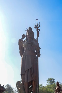 Delhi Havaalanı yakınlarındaki Lord Shiv 'in büyük heykeli Delhi, Hindistan, Lord Shiv ana otoyolda gökyüzüne dokunan büyük heykel, Mahipalpur, Delhi