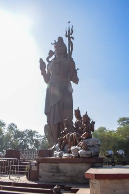 Delhi Havaalanı yakınlarındaki Lord Shiv 'in büyük heykeli Delhi, Hindistan, Lord Shiv ana otoyolda gökyüzüne dokunan büyük heykel, Mahipalpur, Delhi