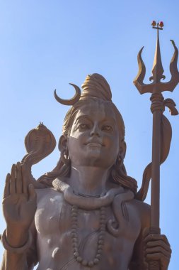 Delhi Havaalanı yakınlarındaki Lord Shiv 'in büyük heykeli Delhi, Hindistan, Lord Shiv ana otoyolda gökyüzüne dokunan büyük heykel, Mahipalpur, Delhi
