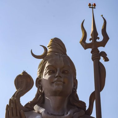 Delhi Havaalanı yakınlarındaki Lord Shiv 'in büyük heykeli Delhi, Hindistan, Lord Shiv ana otoyolda gökyüzüne dokunan büyük heykel, Mahipalpur, Delhi