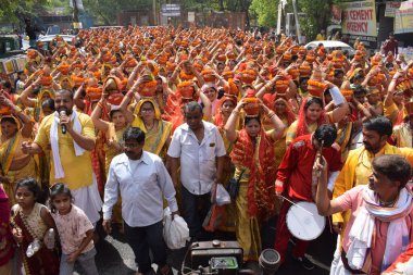 Yeni Delhi, Hindistan 25 Temmuz 2024 - Jagannath Tapınağı sırasında Kalaşlı kadınlar Mangal Kalash Yatra, Hintli Hintli dindarlar üzerinde hindistancevizi olan toprak kapları taşıyorlar