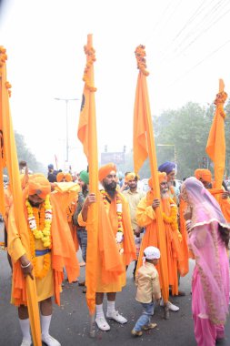 Delhi, Hindistan, 15 Ağustos 2024 - Doğu Delhi bölgesinde Guru Nanak Dev, Nagar Kirtan 'ın doğum günü dolayısıyla geleneksel Nagar Kirtan, geleneksel Nagar geçit töreninde Sihler gatka ve dövüş sanatları sergiliyor