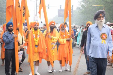 Delhi, Hindistan, 15 Ağustos 2024 - Doğu Delhi bölgesinde Guru Nanak Dev, Nagar Kirtan 'ın doğum günü dolayısıyla geleneksel Nagar Kirtan, geleneksel Nagar geçit töreninde Sihler gatka ve dövüş sanatları sergiliyor