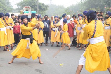 Delhi, Hindistan, 15 Ağustos 2024 - Doğu Delhi bölgesinde Guru Nanak Dev, Nagar Kirtan 'ın doğum günü dolayısıyla geleneksel Nagar Kirtan, geleneksel Nagar geçit töreninde Sihler gatka ve dövüş sanatları sergiliyor