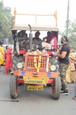 Delhi, Hindistan, 15 Ağustos 2024 - Doğu Delhi bölgesinde Guru Nanak Dev, Nagar Kirtan 'ın doğum günü dolayısıyla geleneksel Nagar Kirtan, geleneksel Nagar geçit töreninde Sihler gatka ve dövüş sanatları sergiliyor