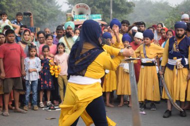 Delhi, Hindistan, 15 Ağustos 2024 - Doğu Delhi bölgesinde Guru Nanak Dev, Nagar Kirtan 'ın doğum günü dolayısıyla geleneksel Nagar Kirtan, geleneksel Nagar geçit töreninde Sihler gatka ve dövüş sanatları sergiliyor