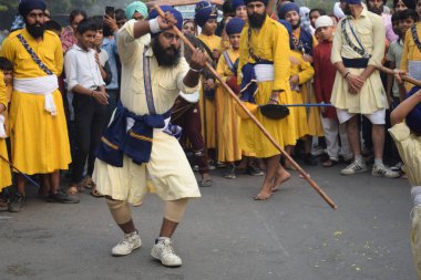 Delhi, Hindistan, 15 Ağustos 2024 - Doğu Delhi bölgesinde Guru Nanak Dev, Nagar Kirtan 'ın doğum günü dolayısıyla geleneksel Nagar Kirtan, geleneksel Nagar geçit töreninde Sihler gatka ve dövüş sanatları sergiliyor