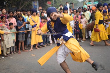 Delhi, Hindistan, 15 Ağustos 2024 - Doğu Delhi bölgesinde Guru Nanak Dev, Nagar Kirtan 'ın doğum günü dolayısıyla geleneksel Nagar Kirtan, geleneksel Nagar geçit töreninde Sihler gatka ve dövüş sanatları sergiliyor