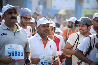 Yeni Delhi, Hindistan - 20 Ekim 2024 - Bitmek üzere olan maraton katılımcılarının bitiş çizgisini geçmek üzere olan Delhi Yarı Maratonu 2024