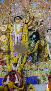 Delhi, Hindistan, Ekim 09.2024 - Durga Idol 'un önünde ruhani dans yapan dindarlar, Durga Puja kutlamaları için Jhilmil Kolonisi Delhi' deki Kali Bari Tapınağı, Durga utsav festivali, Ekim 2024