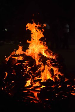 Siyah arka planda alevler, alev alev dokusu arka planda, çok güzel, ateş yanıyor, ateş odun ve inek gübresi ateşiyle yanıyor.