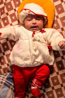 10 aylık sevimli küçük Hintli çocuk evde mutlu anların tadını çıkarıyor, tatlı küçük çocuk evde oynayan ve gülümseyen küçük bebekle eğleniyor.