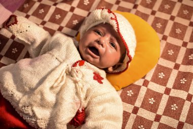 10 aylık sevimli küçük Hintli çocuk evde mutlu anların tadını çıkarıyor, tatlı küçük çocuk evde oynayan ve gülümseyen küçük bebekle eğleniyor.