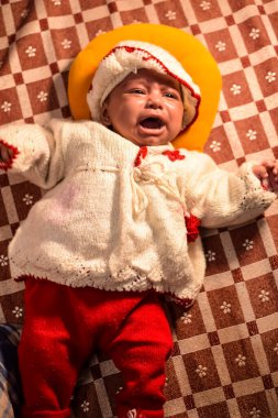 10 aylık sevimli küçük Hintli çocuk evde mutlu anların tadını çıkarıyor, tatlı küçük çocuk evde oynayan ve gülümseyen küçük bebekle eğleniyor.