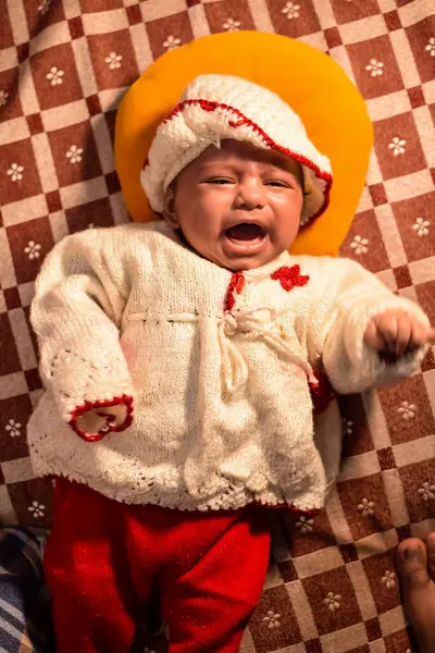 10 aylık sevimli küçük Hintli çocuk evde mutlu anların tadını çıkarıyor, tatlı küçük çocuk evde oynayan ve gülümseyen küçük bebekle eğleniyor.