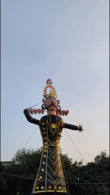 Dussehra festivali sırasında Dussehra 'da, Hindistan, Delhi' de Ramleela 'da, Ravana' nın büyük heykeli, Dussera Fuarı sırasında, Lord Rama 'nın zaferini kutlamak için ateşlendi.