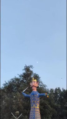 Dussehra festivali sırasında Dussehra 'da, Hindistan, Delhi' de Ramleela 'da, Ravana' nın büyük heykeli, Dussera Fuarı sırasında, Lord Rama 'nın zaferini kutlamak için ateşlendi.